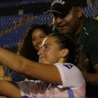  El hombre aprovechó para ´tocarla` mientras se tomaban una foto 