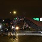  El colapso del paso peatonal se registró la noche de este lunes.  