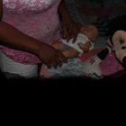  La mamá de Diana mostró a Génesis, la muñeca preferida de su hija, a la que también festejaba el pasado sábado. 