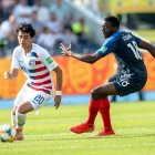  Richard Ledezma, de Estados Unidos, saca ventaja a su marcador francés Youssouf Fofana, en el juego disputado este martes 4 de junio, en Polonia. 