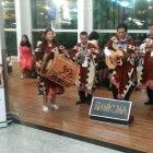  Un grupo musical amenizó el ambiente con música autóctona. 