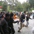  Tuárez, destituido el pasado 14 de agosto por la Asamblea Nacional, fue perseguido con objetos por las personas concentradas en el parque El Ejido. 