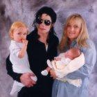  Michael Jackson y Debbie Rowe junto a sus hijos Prince y Paris. 