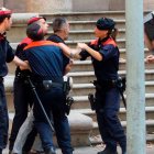  Según versiones de los vecinos, la chica habría pasado por un lugar donde los jóvenes se dedican a beber alcohol. 