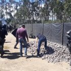  Momentos en que se realizaba el operativo en la hostería donde se encontró material vinculado a la minería ilegal.  