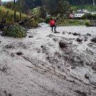  En lodo cubrió parte de la av Manuel Valdiviezo, en el sector de Pinar Alto, al norte de Quito. 