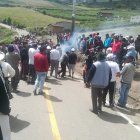  Los habitantes prendieron fuego al supuesto delincuente luego de amarrarlo a un poste con alambres y sogas. 