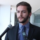  Un grupo de estudiantes de la Pontificia Universidad Católica del Ecuador exigían que el asambleísta Esteban Torres se retirara del debate sobre la despenalización del aborto. 