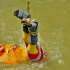  Chanchal Lahiri, conocido por su nombre artístico “Jadugar Mandrake” (El mago Mandrake), se lanzó al río desde una grúa. 