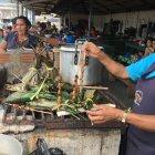  En algunos mercados se suelen vender los chontacuros cocinados, en forma de chuzos. 