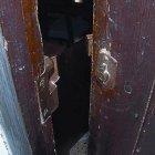  La cerradura de la puerta principal fue forzada por los delincuentes, que tuvieron el tiempo suficiente para vaciar toda la casa. 