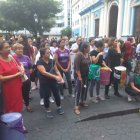  Las mujeres se apostaron en la plaza San Francisco, de Guayaquil. 