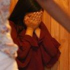  Sometimiento. Muchos hombres usan frases violentas para que sus esposas accedan a tener relaciones sexuales con ellos.  