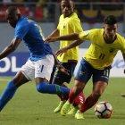  Alexander Alvarado (11) disputa el balón con Igor, de Brasil, en el empate a 0 entre Ecuador y la selección ‘carioca’. 