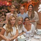  La futura madre compartió con varias amigas de la farándula y la televisión nacional. 