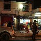  Policías llegaron al sitio para investigar el caso y detener al implicado. 