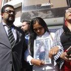  Los familiares y abogados de Carolina Andrango saliendo de la audiencia.  
