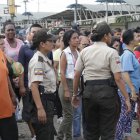  Agentes policiales en las afueras de la penitenciaría.  