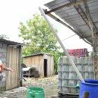  Un tanquero surte de agua el hogar de Narcisa Alvarado, en la cooperativa Arco Iris. 