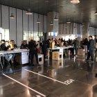  Madrid, España. Migrantes ecuatorianos llegaron al complejo Caja Mágica para sufragar este domingo. 