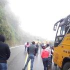  Ante el cierre de la vía, los conductores optan por caminos peligrosos. 