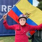  Un hombre festejó el triunfo de Richie con una máscara con su rostro.  