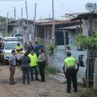  Al populoso sector de polvorientas calles de tierra llegaron agentes de Criminalística para iniciar las indagaciones del caso. 