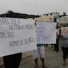  Padres de familia realizaron un plantón en una escuela de La Floresta, al sur de Guayaquil, donde se denunciaron abusos en 2017. 