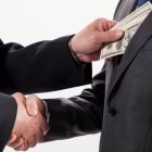  El Banco Interamericano de Desarrollo (BID) expuso, en un informe sobre los efectos de la corrupción, que Ecuador habría perdido 70 mil millones de dólares en los últimos diez años. 