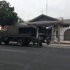  Militares descargan herramientas de defensa desde un camión al Yacht Club Naval de Guayaquil. 