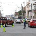  Personal de la ATM se ubicó en diferentes tramos de la vía para socializar el cambio de dirección de la misma. 