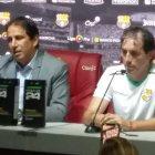  El presidente del club, José Francisco Cevallos, junto con Almada, en la rueda de prensa donde se confirmó la salida del DT. 