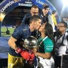  Madres, hijos y esposas llegaron hasta la cancha para abrazar y besar a los campeones sudamericanos. 