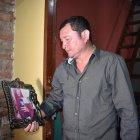  Jonny León aparentaba haberse resignado a la partida inesperada de su hija, pero el sentimiento de dolor que lo embargaba era difícil de ocultar. 