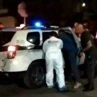  El video muestra al equipo de criminalística trasladando el cuerpo con vida de la mujer.  