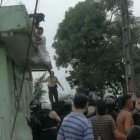  El supuesto pillo que se subió al techo fue ayudado a bajar por los agentes, que de inmediato lo detuvieron. 