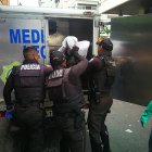  Según un colega del fallecido, quien evitó identificarse, Juan estaba sobre un tramo del techo de la terraza realizando su labor. Fue advertido del peligro de la maniobra pero no habría tomado las precauciones. 