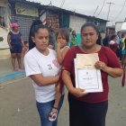  Natalia Panta y su hermana Viviana Quiñónez están en zozobra ante la posibilidad de que sean desalojadas.  