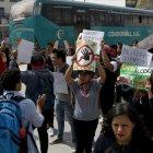  Colectivos buscan erradicar esta práctica. Para la muestra dos botones...  