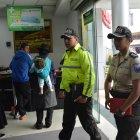  El capitán Roberto Paredes, encargado del Circuito La Matriz junto a la subteniente Diana Caiza visitaron desde la mañana las entidades financieras.  