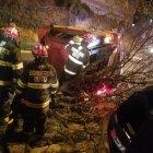  El vehículo se impactó de manera frontal contra un árbol, luego de que el conductor perdiera su control en una curva. 