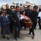  La procesión fúnebre se hizo desde la casa de la chica, de 21 años, en la barriada donde residía junto a sus padres Jorge Reinoso y Patricia Chimbolema. 