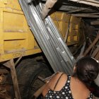  El pesado vehículo quedó incrustado en una de las viviendas. 