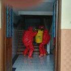  Los expertos tuvieron que tener cuidado con el contacto de los materiales peligrosos.  