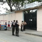  Algunos padres de familia optaron por retirar a sus hijos.  