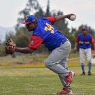  Embutidos en ajustados pantalones blancos y camisas en las que resaltan los nombres de los equipos Matatanes, Gavilanes o Embajadores, los venezolanos colorean el panorama. 