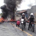  La quema de llantas fue una de las estrategias para bloquear la vía.  
