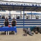  El motor fuera de borda recuperado y herramientas que utilizaban para delinquir en altamar. 