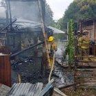  Una familia de siete integrantes se quedó en la calle a consecuencia del flagelo que arrasó con todo lo que tenían. 