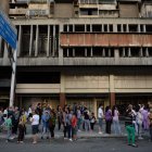  Venezolanos evacúan edificios luego del sismo. 